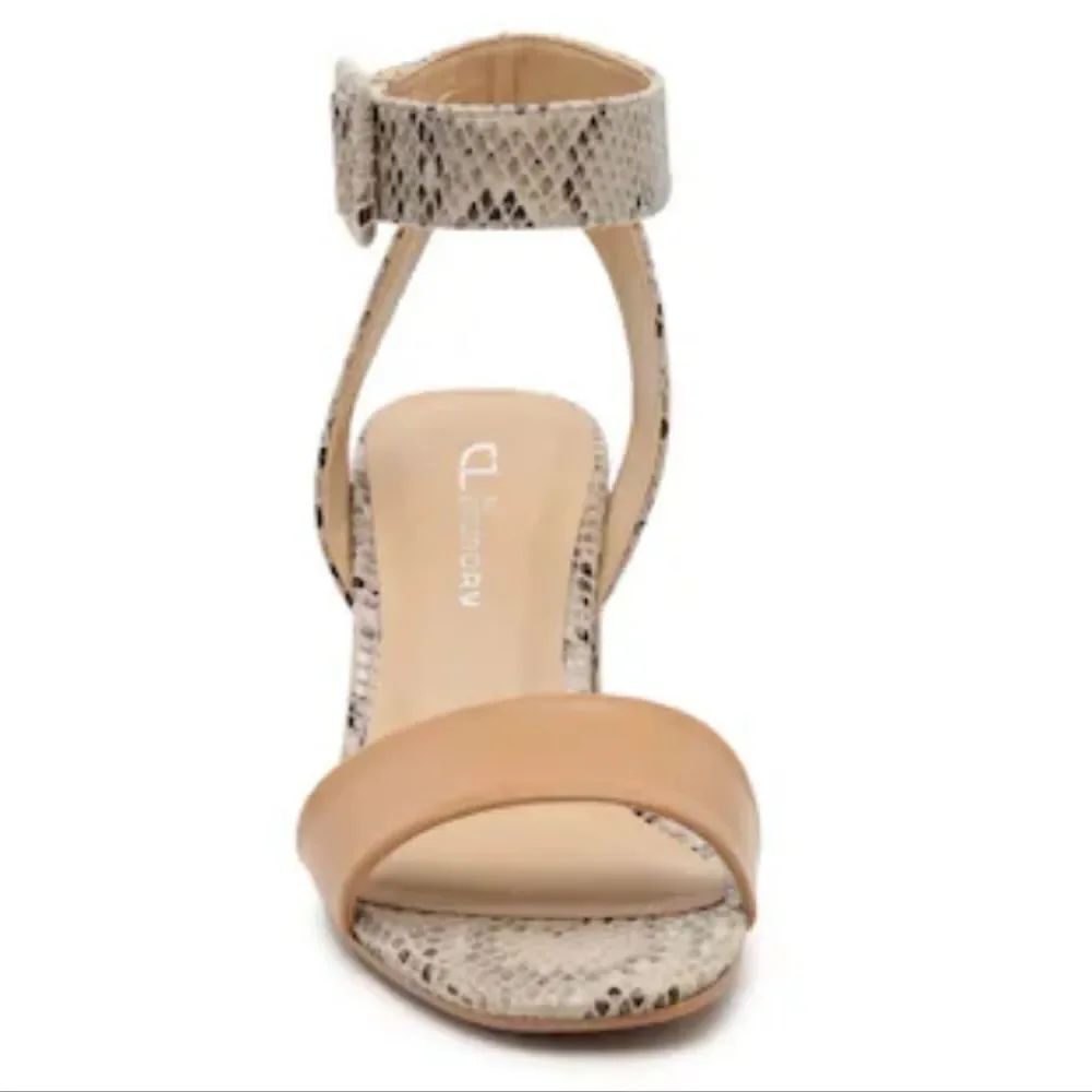 BRAND NEW LC BY LAUNDRY BEACH SIDE SANDAL